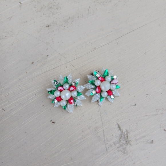 Jewelry - Vintage Floral Beaded Red, White, Green Wreath Clip On Earrings
